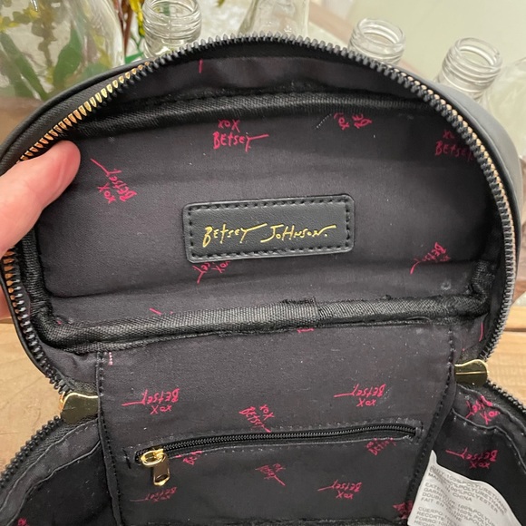 Betsey Johnson “ORGANIZE WITH ME” Removable Pouch Black XOBright
Crossbody bag - Picture 7 of 12